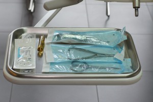 Afb. 1: Standaardset voor dento-alveolaire ingreep bij patienten die anti-coagulantie nemen